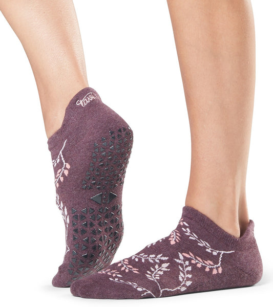 Tavi Savvy Barre Grip Socks at YogaOutlet.com –