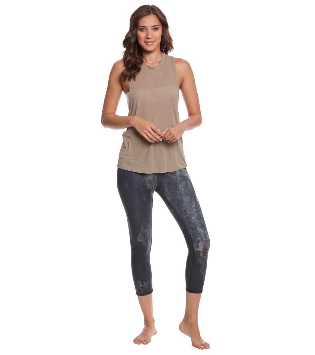 Alo Yoga Heat Wave Muscle Tee at YogaOutlet.com – EverydayYoga.com