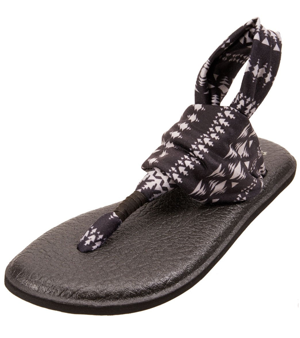 Sanuk yoga deals sling black